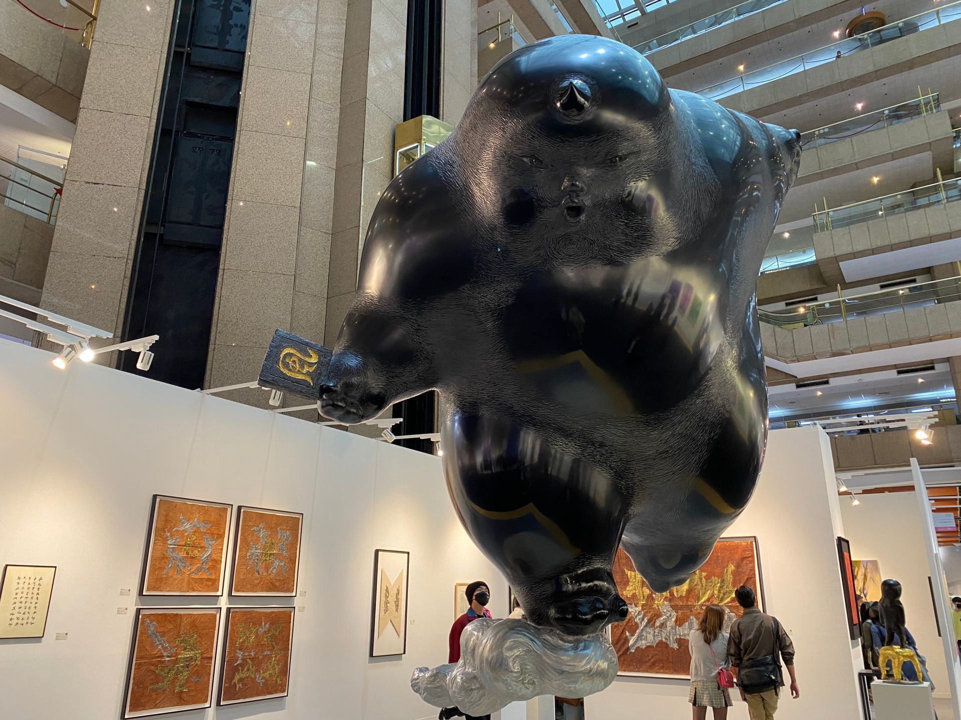 ▴李真的《風神》於 2021 台北藝術博覽會展出。圖片來源／Cathy 拍攝於 2021 台北藝術博覽會
