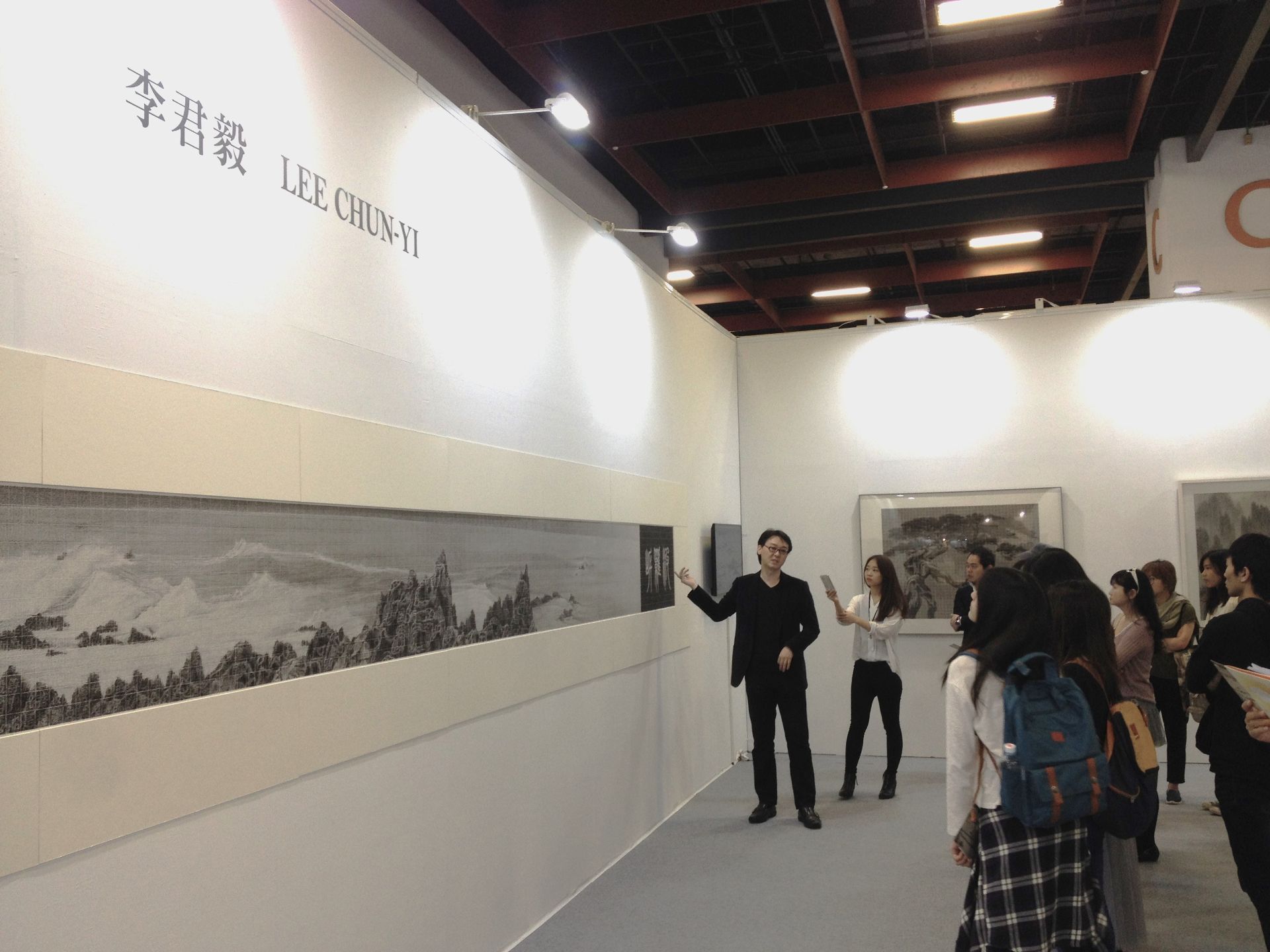 ▴藝術家李君毅於 2016 台北藝博會名山藝術展位現場解說作品。圖片來源／Dean